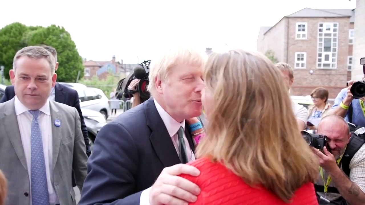 Boris Jonson avanza hacia Downing Street