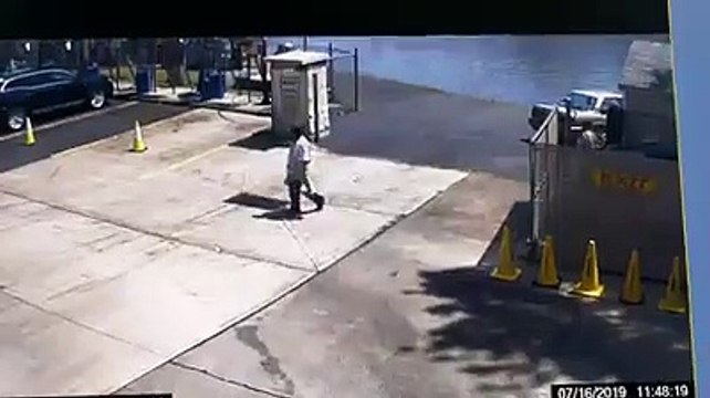 La conductrice frappe l'accélérateur au lieu de freins, plonge dans la rivière