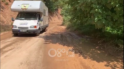 RTV Ora – Rruga e “Syrit të Kaltër” me gropa dhe pluhur
