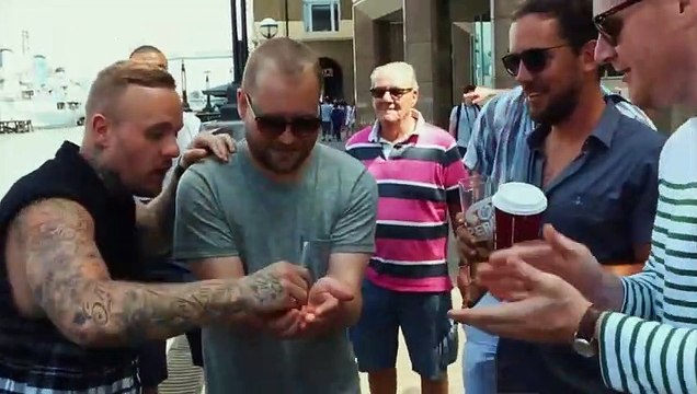 Magie : il jette l'iphone dans le fleuve.. et le retrouve dans un verre !