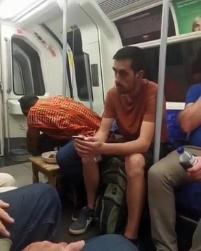 Il mange à table.. dans le métro de londres !