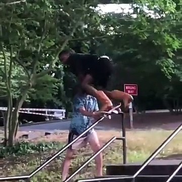 Grosse chute en skateboard.. en équilibre sur la rambarde d'un escalier !