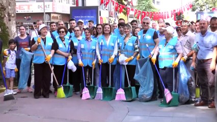 Belediye başkanı eline süpürge ile kentin sokaklarını süpürdü