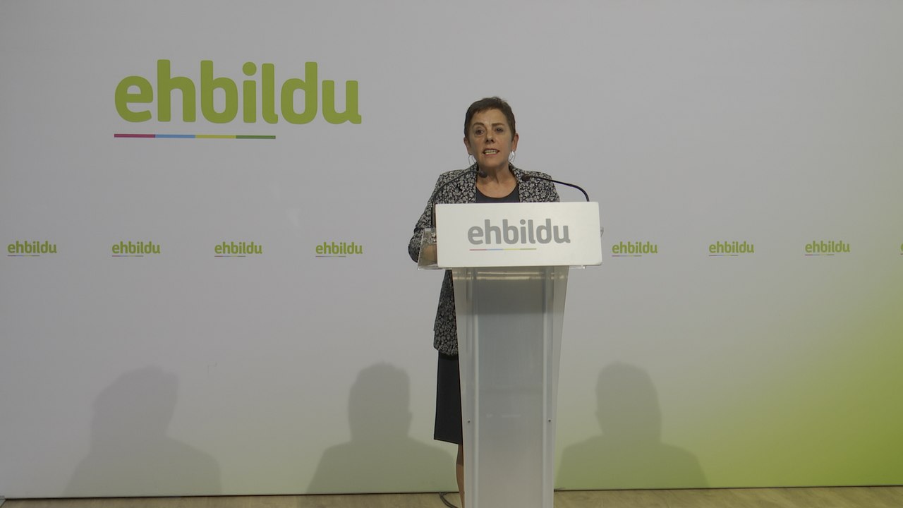 Mertxe Aizpurua (EH Bildu) en rueda de prensa
