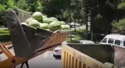 Yakarsa dünyayı bazen bir karpuzcu yakar