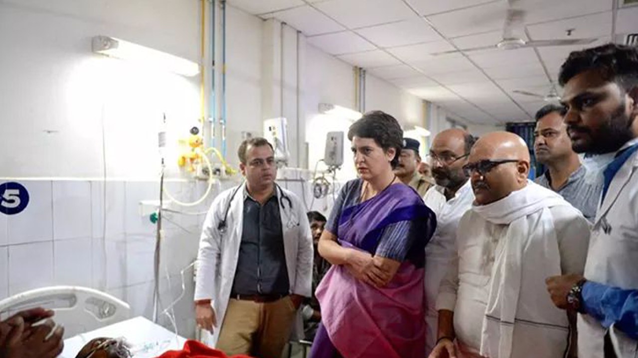 सोनभद्र नरसंहार के घायलों को देखने पहुंचीं प्रियंका गांधी