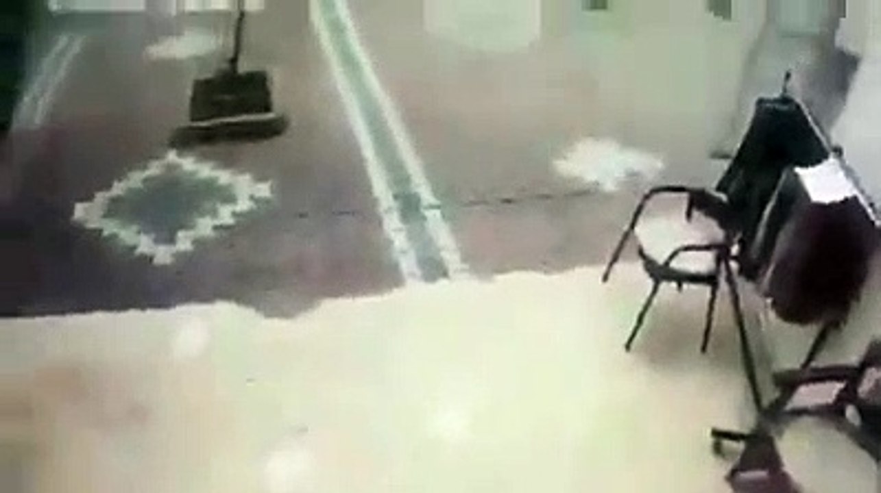 83 Yaşındaki bir sapığın küçük bir kızı taciz ettiği o dehşet verici anlar!