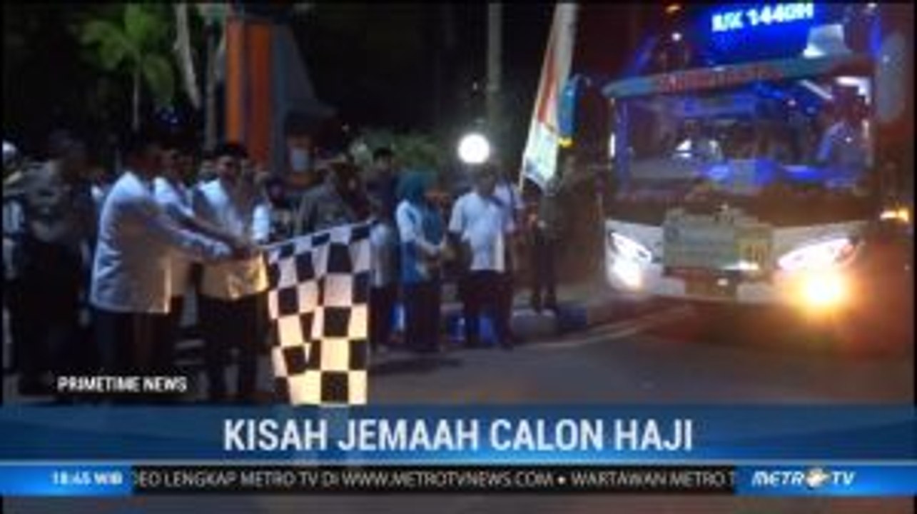 Pasutri Calon Haji Berangkat ke Asrama Haji Surabaya dengan Ambulans