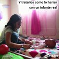 Entregan robots bebés a adolescentes en Colombia para disminuir las tasas de embarazos