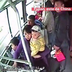 Parecía un robo simple a una mujer, pero el ladrón no contaba con que su 'víctima' era... ¡Policía!