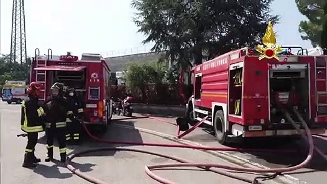 Scandicci (FI) - In fiamme deposito di materiale edile (19.07.19) [720p]