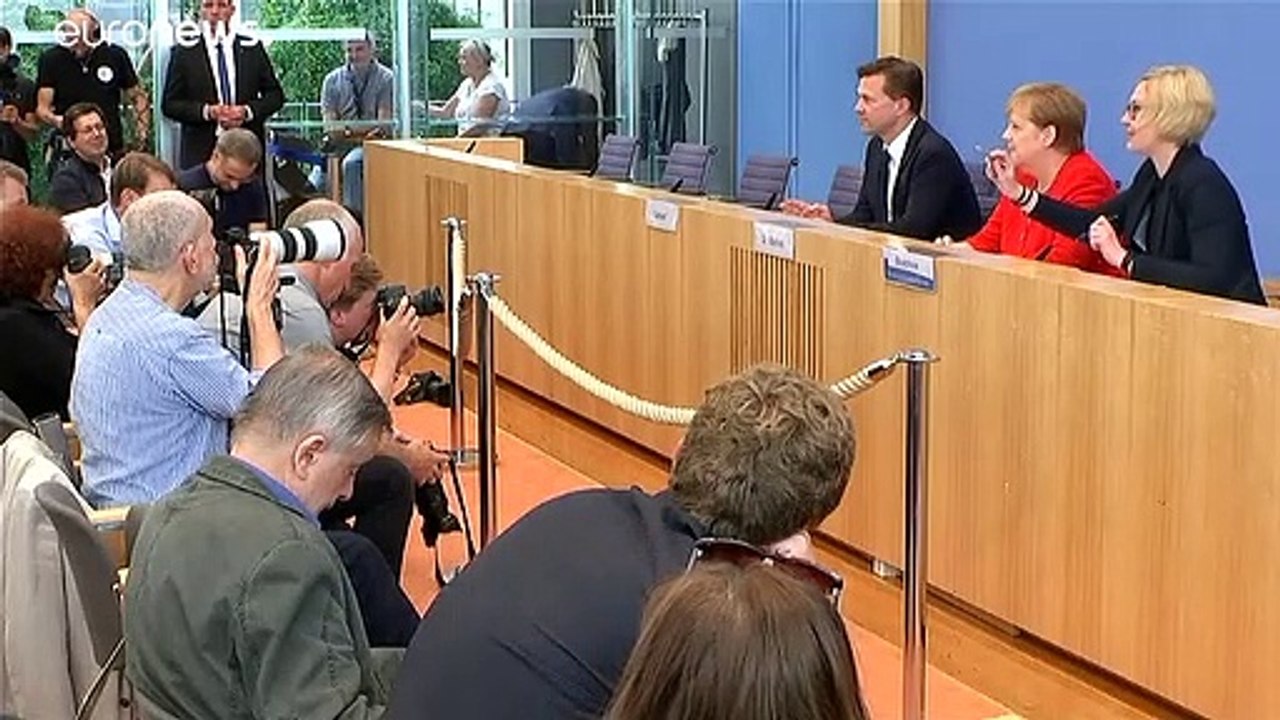 Gutgelaunt und topfit: Angela Merkel spricht erst mit der Presse und fährt dann in den Urlaub