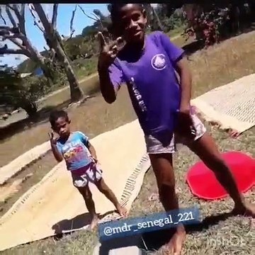 Ces deux enfants montre que les vacances commencent. Admirez leur joie !
