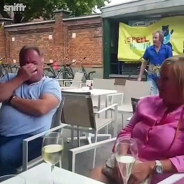 Deux gars complètement ivres en viennent aux mains et c'est ridiculement drole