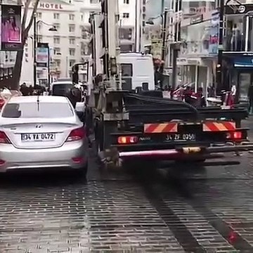 Cette voiture mal garée va se faire emporter en quelques secondes. Fourrière efficace