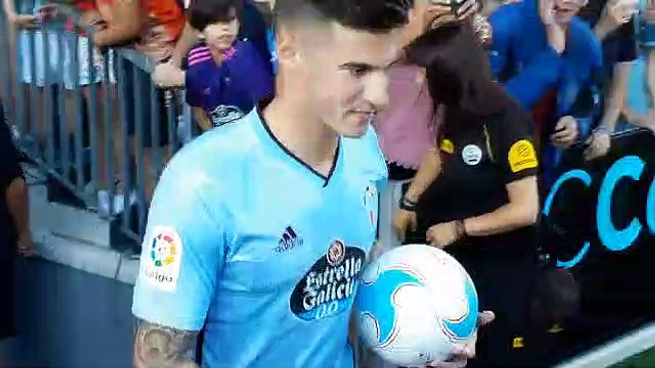 Santi Mina vuelve a pisar el césped de Balaídos con la camiseta del Celta