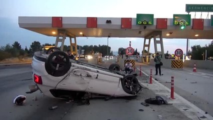 Gişeye aynı anda girmeye çalışan araçlar kaza yaptı