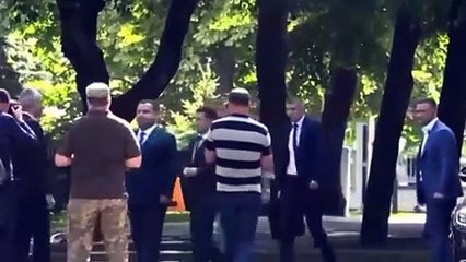 Devlet Başkanı'ndan ilginç hareket! Savunma Bakanı'nı itti