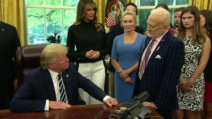 Trump recibe a los astronautas del Apolo 11