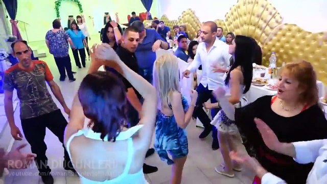 Roman Düğünleri - Yenge Mini Elbise ile Oryantal Oynuyor