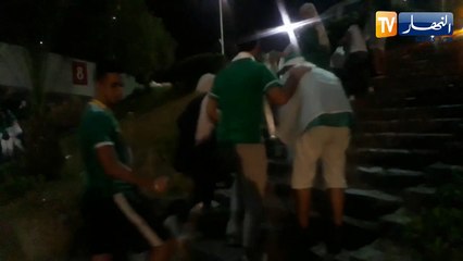 بطريقة حضارية.. أنصار الخضر ينظفون محيط الملعب بعد تحقيق الحلم القاري