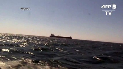 Um dos navios britânicos é liberado