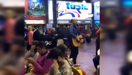 "Soy Celeste" cantado en la terminal de ómnibus de Montevideo