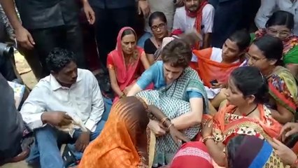 सोनभद्र नरसंहार: पीड़ित परिवारों को प्रशासन ने प्रियंका गांधी से मिलने रोका, धरना जारी