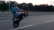MOTOSİKLETLİ MAGANDANIN TEHLİKELİ GÖSTERİSİ KAMERADA