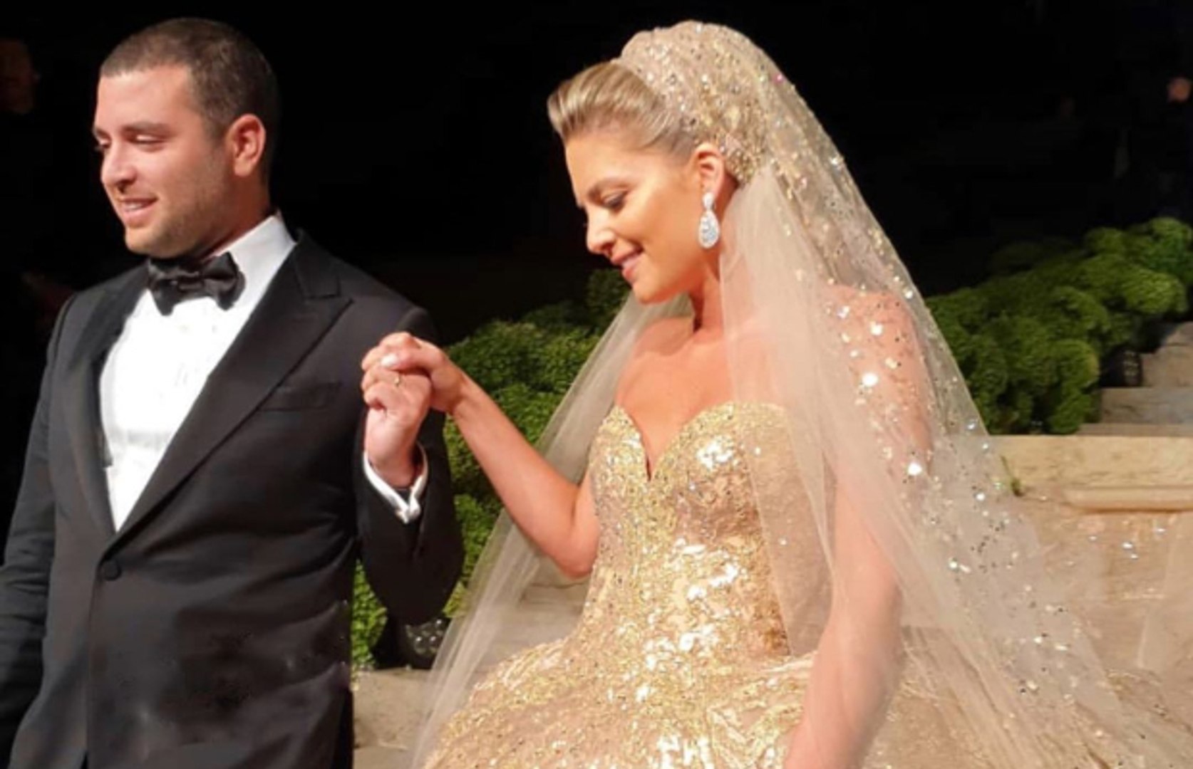 فيديو يرصد لحظة دخول عروس ابن إيلي صعب بفستان ملكي ثانِ - فيديو Dailymotion
