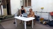 Giuseppe Simone spacca un computer perchè indegno