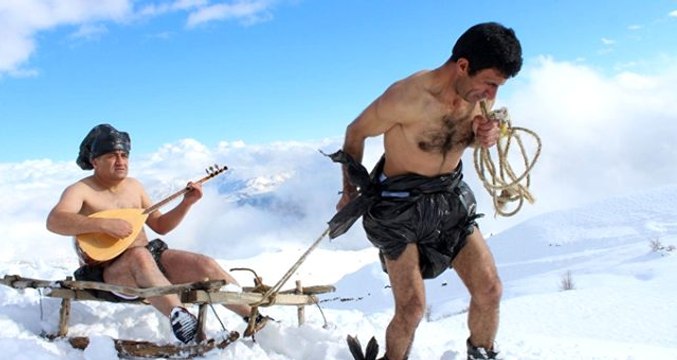 Türkücü Aydın Aydın sahneye başına geçirdiği plastik şişeyle çıktı