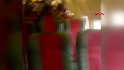 DHA DIŞ - Uçağın kanadına tırmanan adam panik yarattı