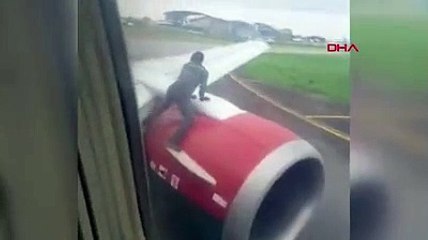 Uçağın kanadına tırmanan adam panik yarattı