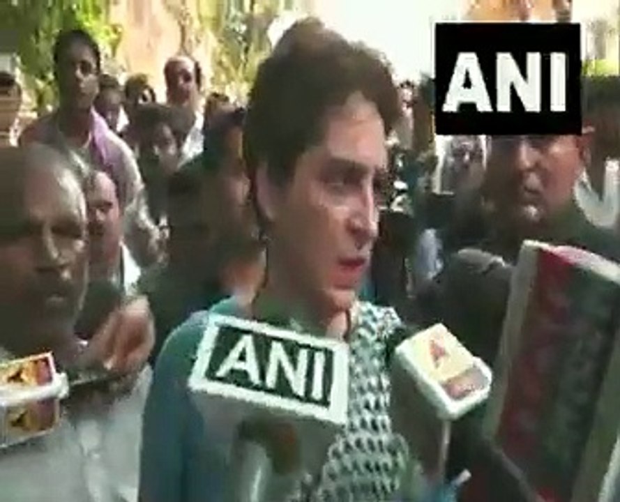 இருட்டில் அமர்ந்து விடிய விடிய தர்ணா.. பிரியங்கா காந்தி பிடிவாதம்-வீடியோ