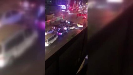 ASKER UĞURLAYAN GENÇLER YOL KAPATIP MEŞALE YAKTILAR