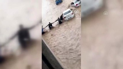 Araçlarını sel sularından kurtarmaya çalışan vatandaşlar