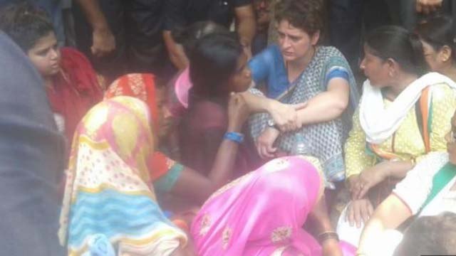 Sonbhadra: पीड़ित परिजनों से मिलीं Priyanka Gandhi, 26 घंटे बाद खत्म किया Dharna | वनइंडिया हिंदी