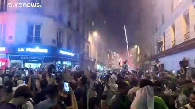 Французские алжирцы празднуют победу