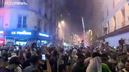 Французские алжирцы празднуют победу
