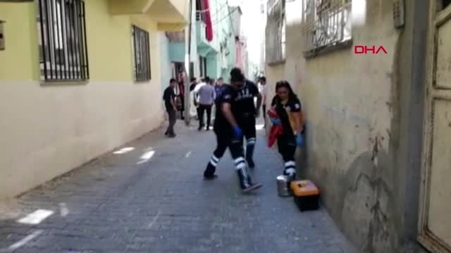 ŞANLIURFA EŞİNİ EVE DÖNMEYE İKNA EDEMEYİNCE KENDİSİNİ BIÇAKLADI