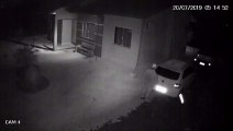 Com muita tranquilidade, ladrão invade casa para furtar placas de veículo