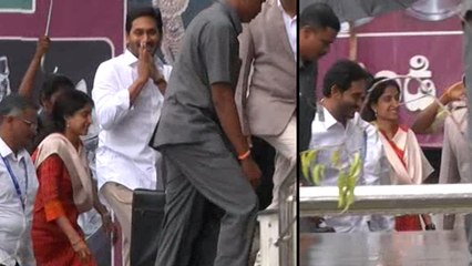 డిప్లొమాటిక్ పాస్పోర్ట్ తీసుకున్న జగన్ దంపతులు || CM YS Jagan Gets Diplomatic Passport || Oneindia