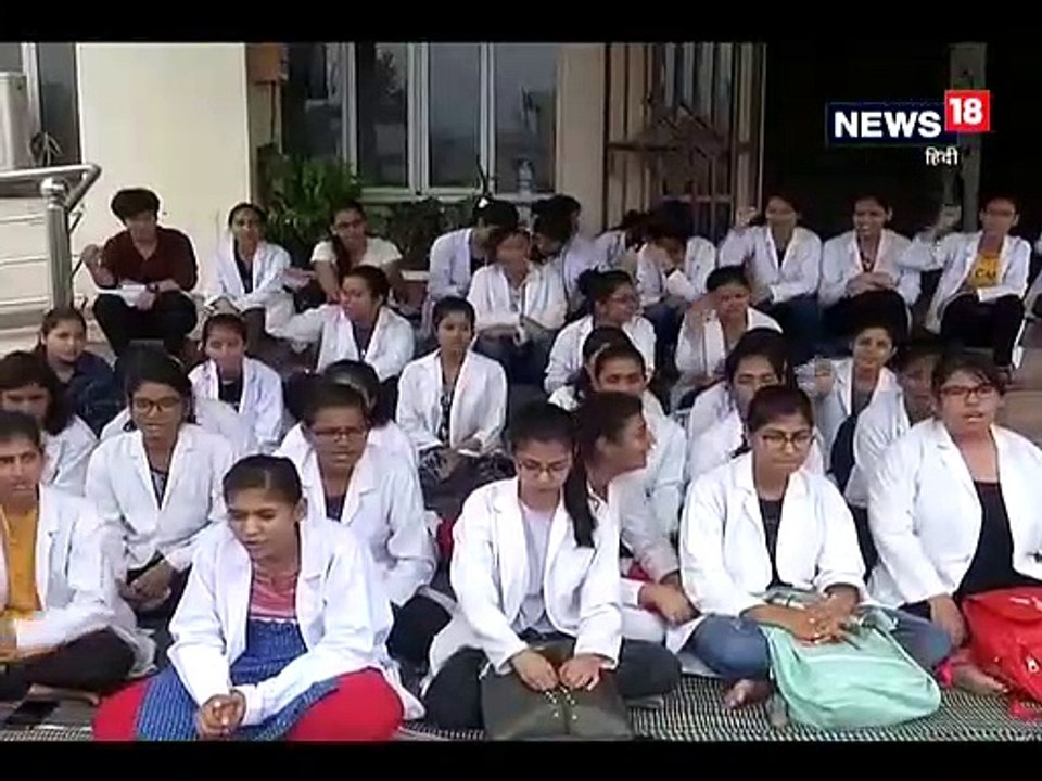 फीस बढ़ोतरी के खिलाफ धरने पर बैठे स्टूडेंट्स से तीन दिन बाद मिले VC