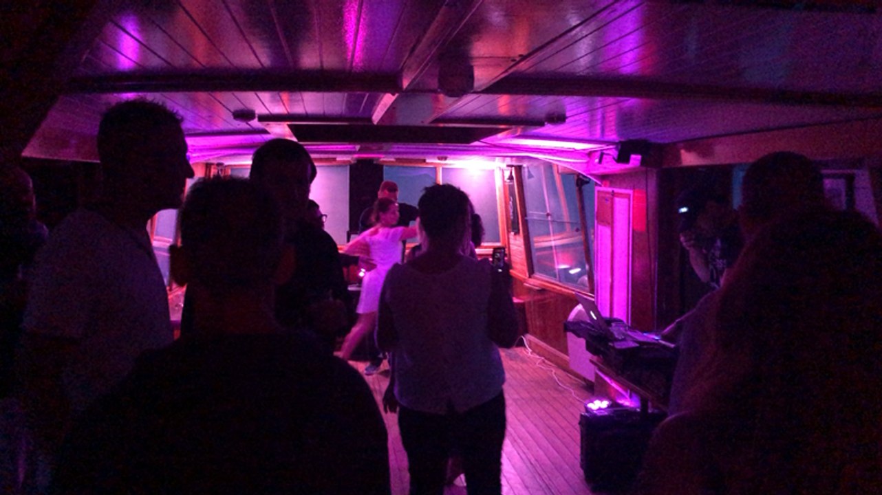 Sur le bateau discothèque, les passagers font la fête !