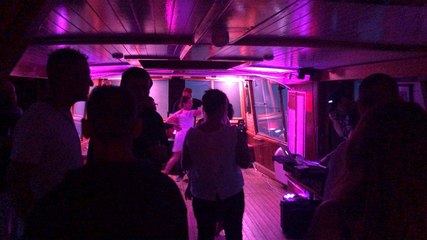 Sur le bateau discothèque, les passagers font la fête !