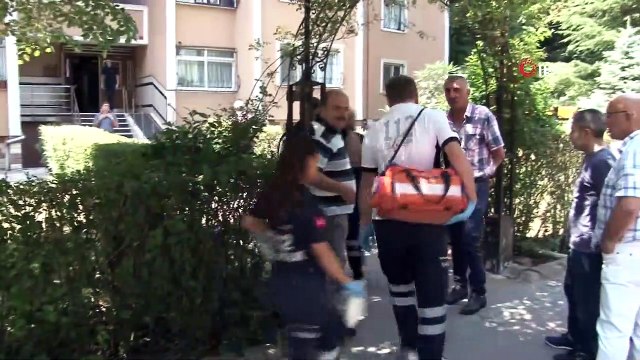 Beylikdüzü'nde 14 katlı binanın 5. katında yükselen silah seslerinin ardından olay yerine çok sayıda polis ekibi sevk edildi. Polis ekipleri 2 kişinin öldüğünü, 1 kişinin ağır yaralandığın tespit etti. Yaralı şahıs ambulansla özel bir ha