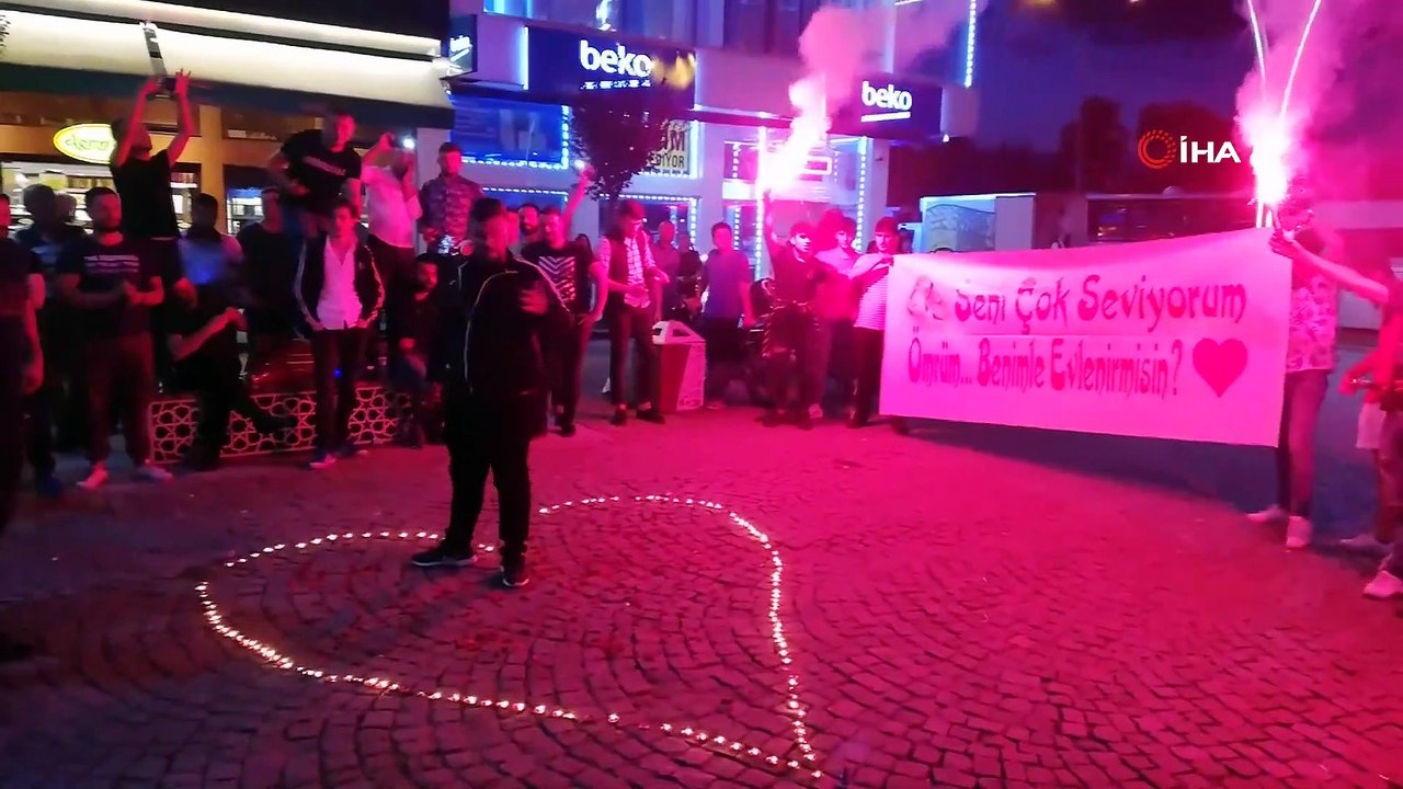 Şehrin en işlek caddesinde ilan-ı aşk etti