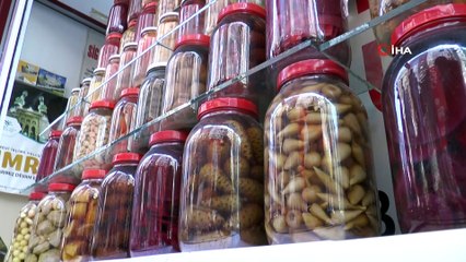 Bu usta yenilebilir her şeyden turşu yapıyor