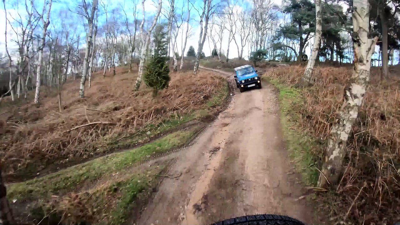 Suzuki Jimny vs Mercedes-AMG G63: OFF-ROAD RACE!